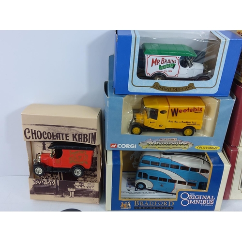 132 - Collection of boxed and unboxed model vehicles