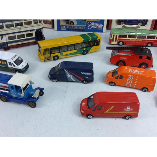 132 - Collection of boxed and unboxed model vehicles