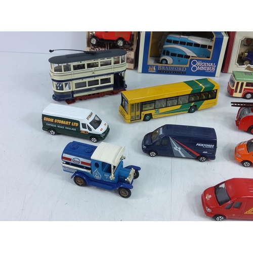 132 - Collection of boxed and unboxed model vehicles