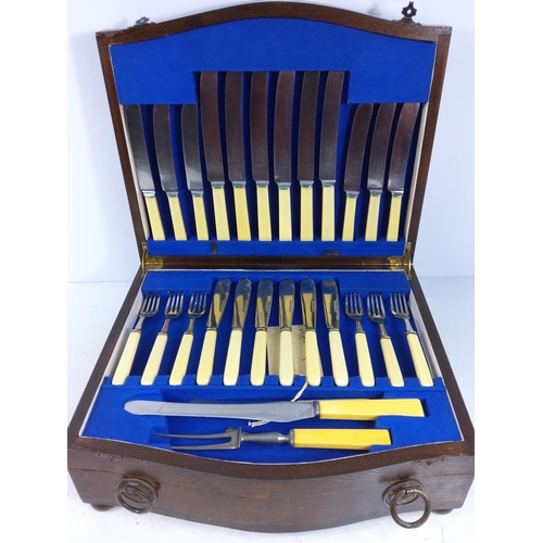 117 - Oak cased canteen of cutlery