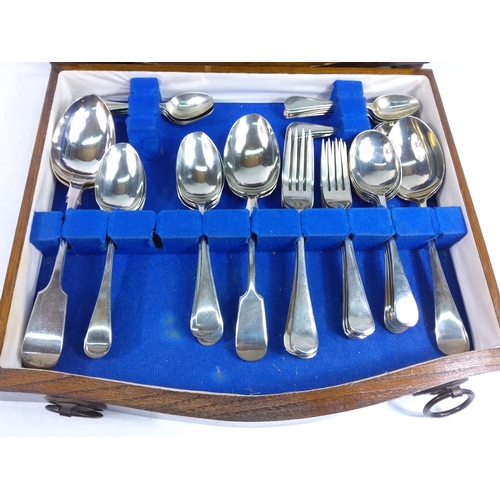 117 - Oak cased canteen of cutlery