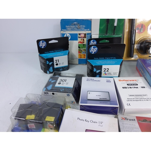 100 - Collection of electronic accessories, memory cards etc