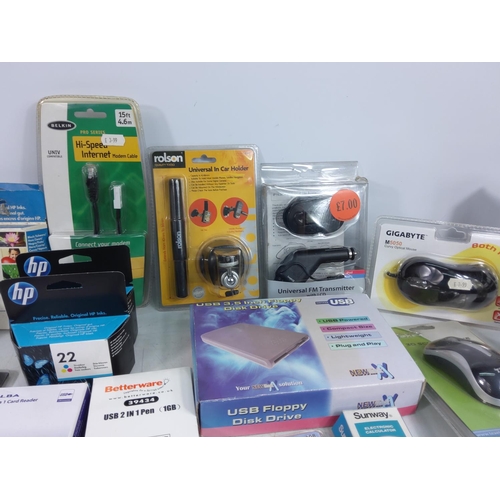 100 - Collection of electronic accessories, memory cards etc