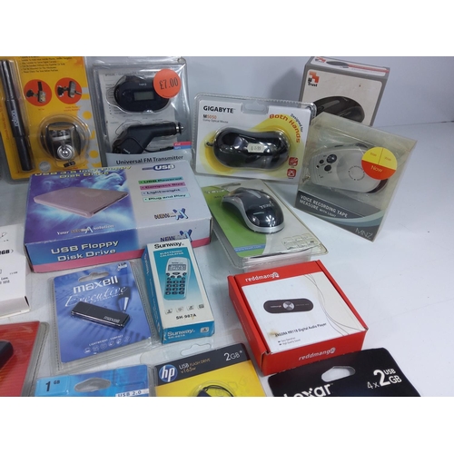 100 - Collection of electronic accessories, memory cards etc