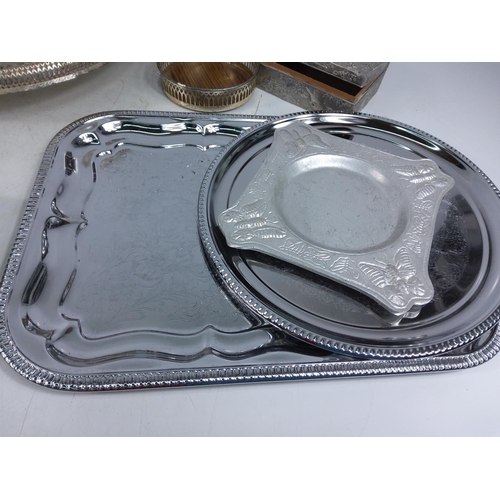 139 - Box of plate and metal ware