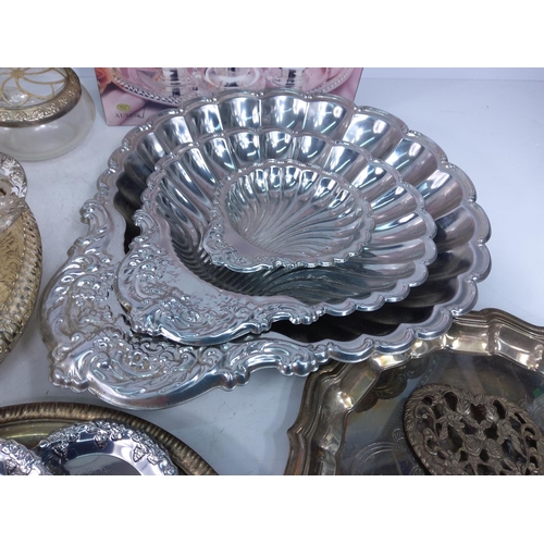 140 - Box of plate and metal ware