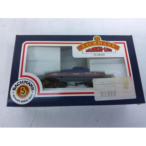 185 - 2 Bachmann carriages and 3 rolling stock