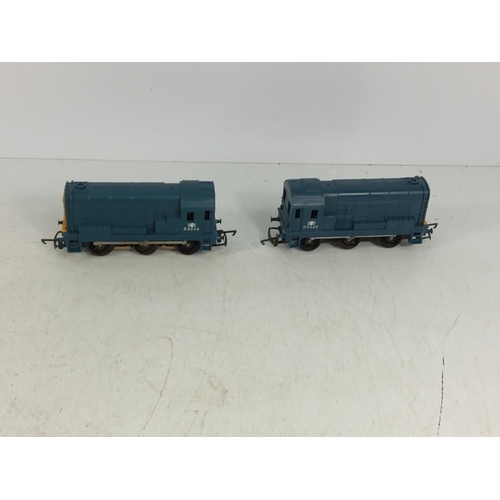 226 - Box of engines and box of rolling stock