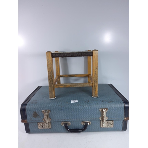 15 - Vintage expanding case and stool