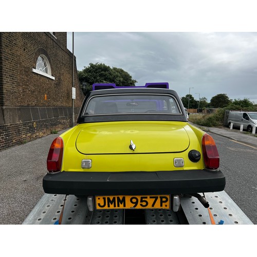 65A - 1975 MG Midget convertible project car in yellow. (No Reserve). Registration JMM957P.
This car runs ... 