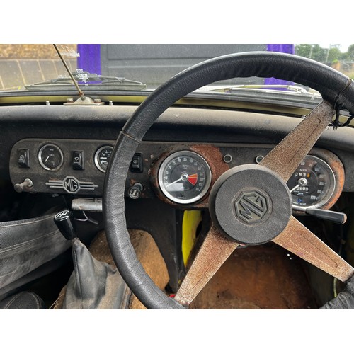 65A - 1975 MG Midget convertible project car in yellow. (No Reserve). Registration JMM957P.
This car runs ... 