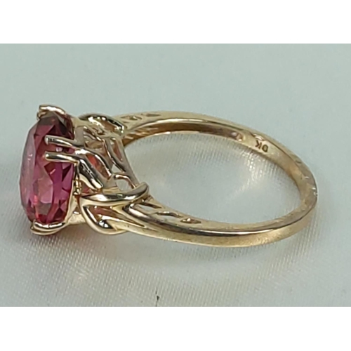 195 - 9ct gold rubileen ring, size O