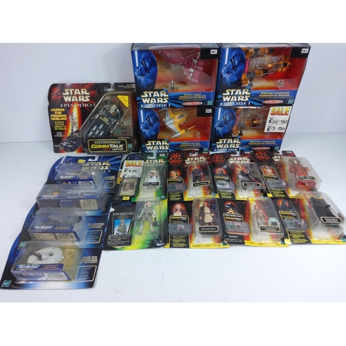 40 - Box of Star Wars toys and collectables