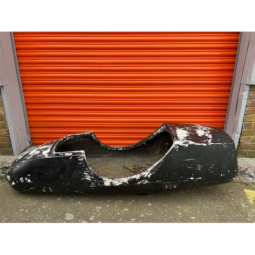 65T - Large qty of car spares mainly Land Rover and Range Rover, including windows, panels and car pod