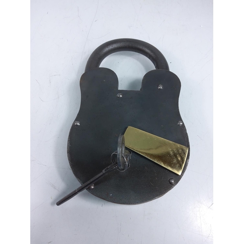 126 - Large metal novelty padlock, 29 x 16cms