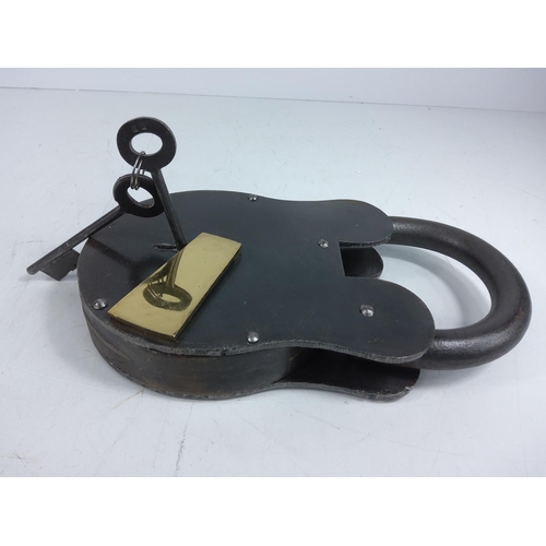 126 - Large metal novelty padlock, 29 x 16cms