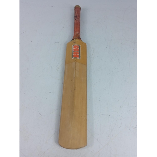 25 - MB utility golf club and a miniature cricket bat signed by the Yorkshire Cricket Team.  Geoffrey Boy... 