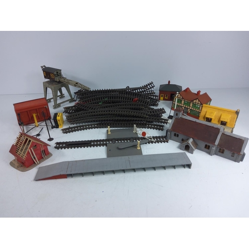 9 - Selection of model railway items