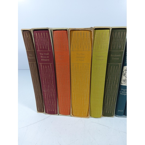 15 - Selection of 12 various books including Folio Society