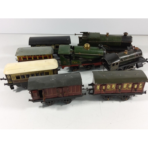 134 - 3 Vintage clockwork engines and 5 carriages / rolling stock