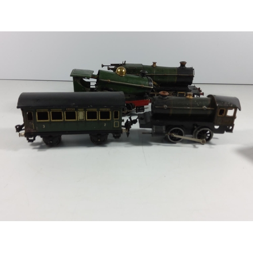 134 - 3 Vintage clockwork engines and 5 carriages / rolling stock