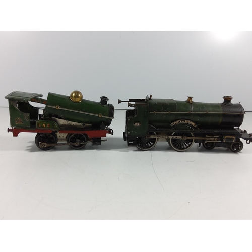 134 - 3 Vintage clockwork engines and 5 carriages / rolling stock