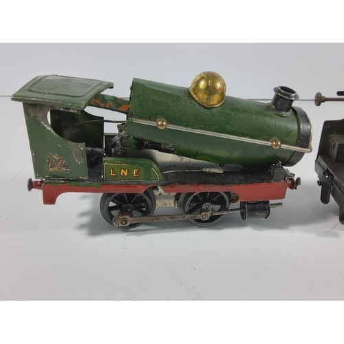 134 - 3 Vintage clockwork engines and 5 carriages / rolling stock