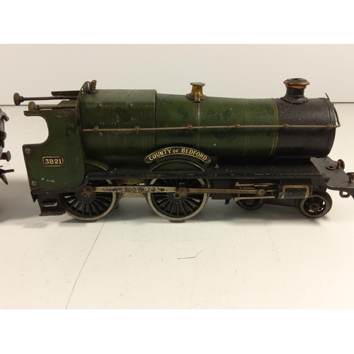 134 - 3 Vintage clockwork engines and 5 carriages / rolling stock