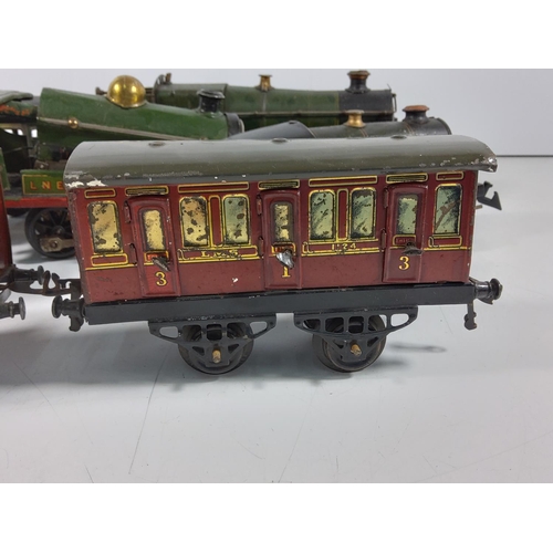 134 - 3 Vintage clockwork engines and 5 carriages / rolling stock