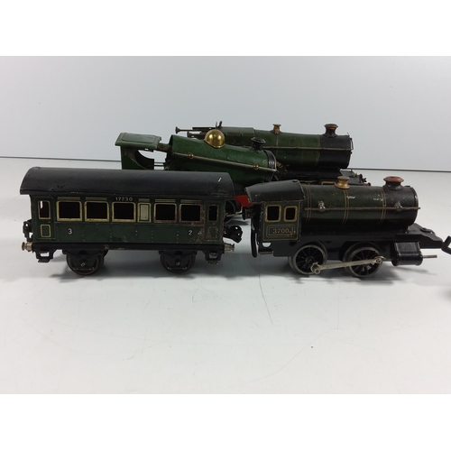 134 - 3 Vintage clockwork engines and 5 carriages / rolling stock