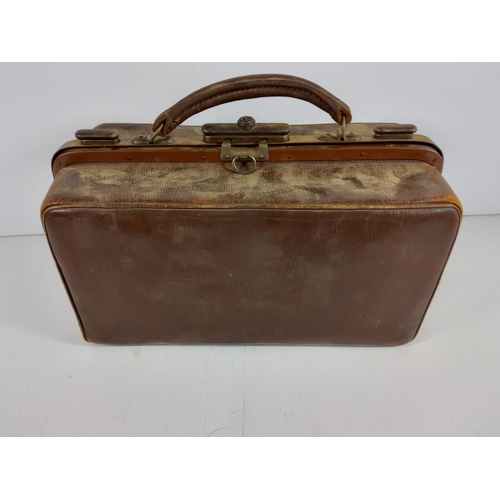 153 - Antique Gladstone bag