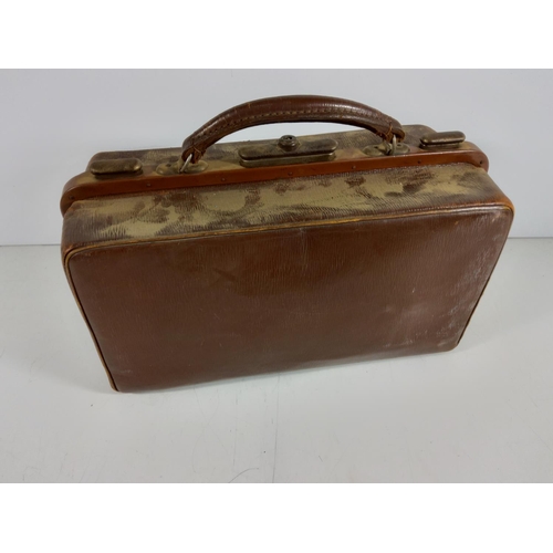 153 - Antique Gladstone bag