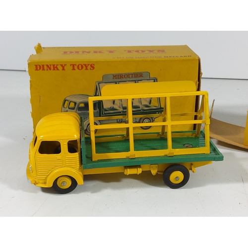 39 - 2 Boxed Dinky toys 34B, 33C