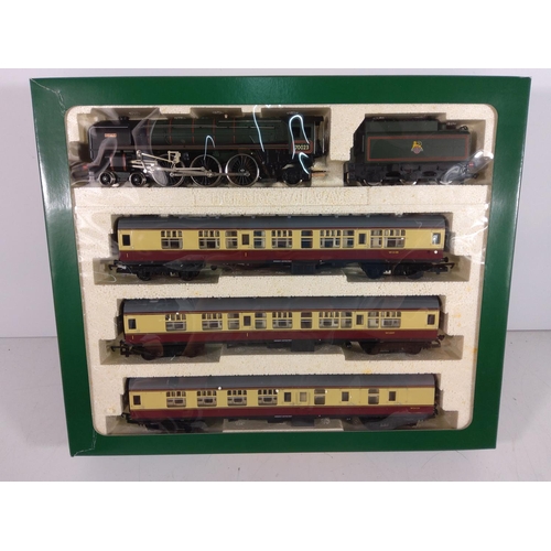 182 - Hornby Ltd 495/3000 engine, tender and 3 carriage set