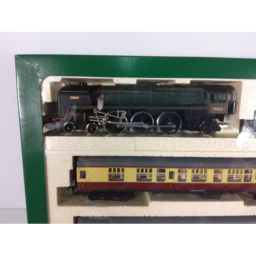 182 - Hornby Ltd 495/3000 engine, tender and 3 carriage set