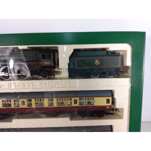 182 - Hornby Ltd 495/3000 engine, tender and 3 carriage set