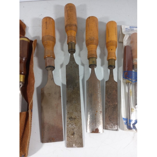 403 - Selection of vintage chisels