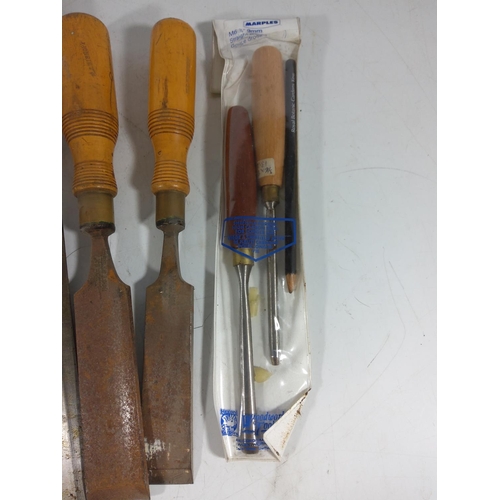 403 - Selection of vintage chisels