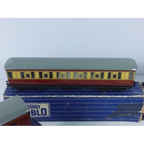 17 - 6 boxed Hornby Dublo carriages