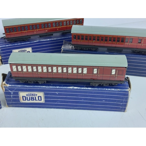 17 - 6 boxed Hornby Dublo carriages