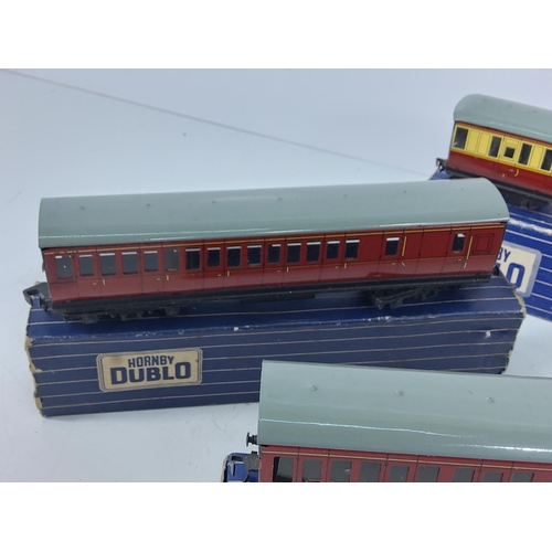 17 - 6 boxed Hornby Dublo carriages