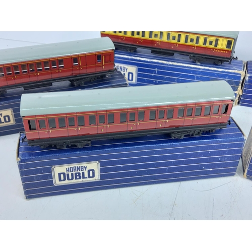 17 - 6 boxed Hornby Dublo carriages