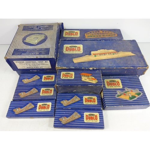 190 - Boxed Hornby Dublo buildings, accessories and stationary engine