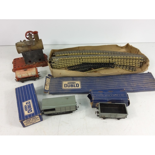 190 - Boxed Hornby Dublo buildings, accessories and stationary engine