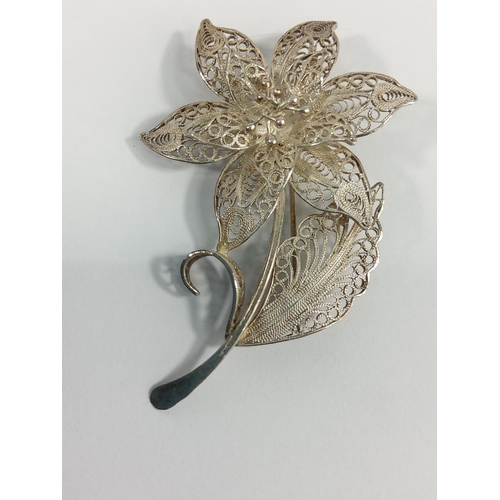 158 - Vintage silver filigree flower brooch, 6.9g