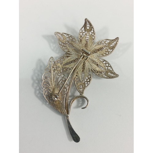 158 - Vintage silver filigree flower brooch, 6.9g