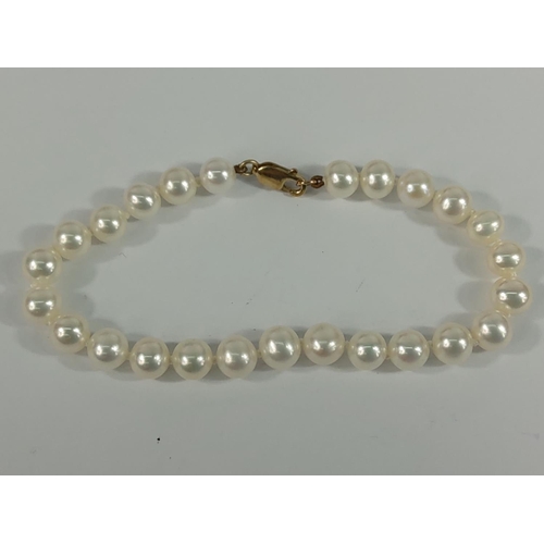 165 - 1950's Pearl bracelet with gold clasp