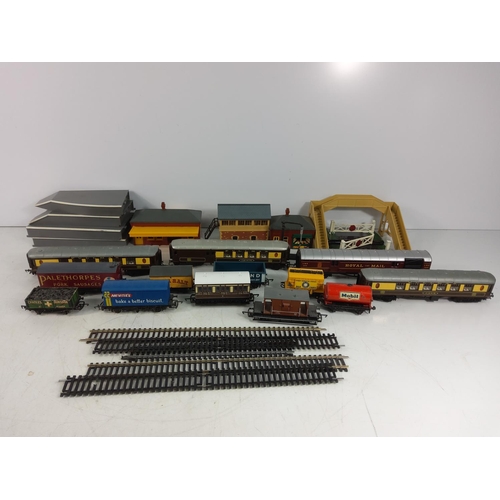 39 - Box of various model railway items