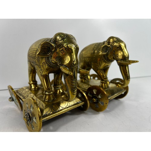 16 - Pair of heavy brass elephant ornaments on wheels, 15cms in height