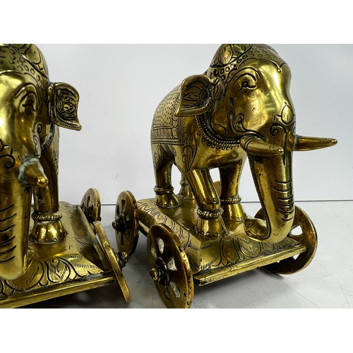 16 - Pair of heavy brass elephant ornaments on wheels, 15cms in height